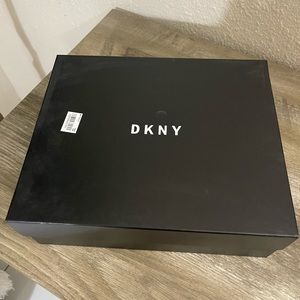 DKNY size 7 NEW